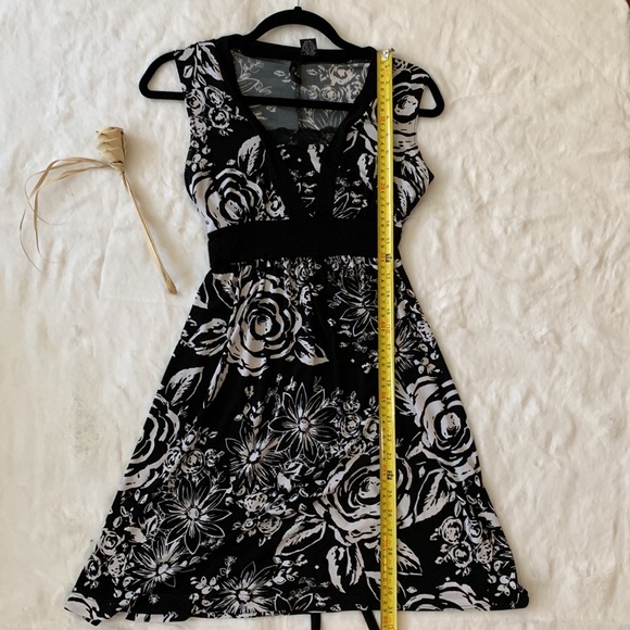 🌺 2 for $23🌺 Black and White Floral Sleeveless Mini Dress - Picture 6 of 9